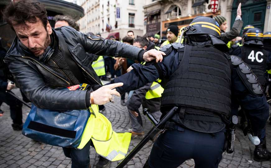 Haos u Parizu: Privedeno 65 "žutih prsluka"